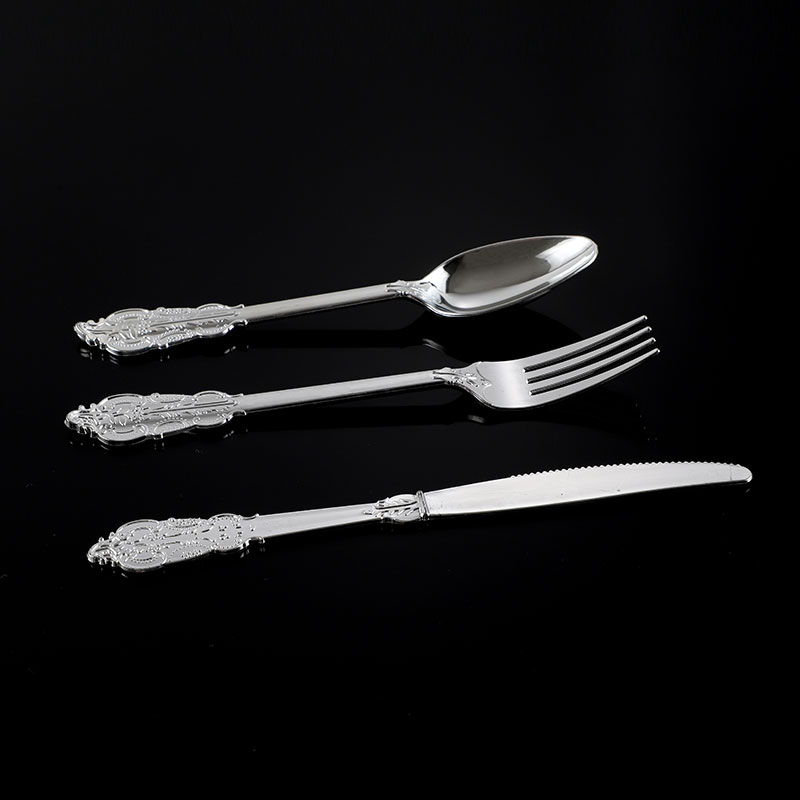Hur höjer glänsande metallisk plast Royal Cutlery matupplevelsen?